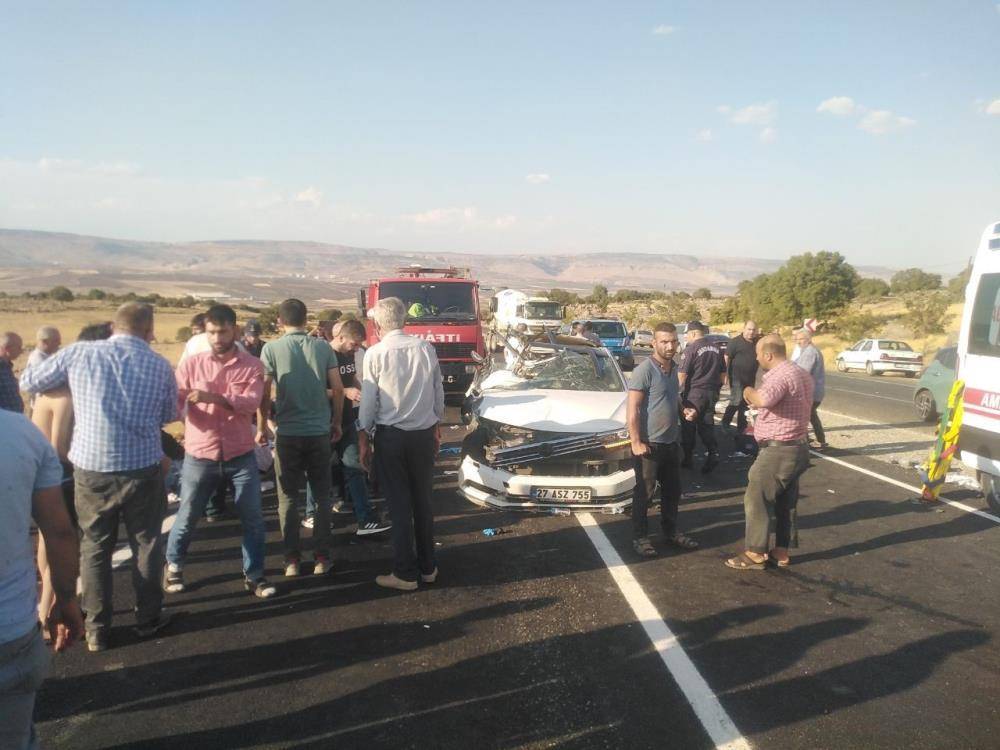 Kamyonun altına giren otomobildeki 2 kardeş hayatını kaybetti 2